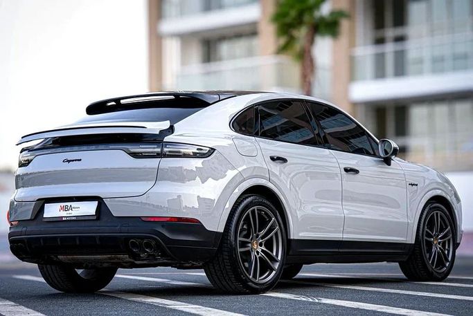 Подержанный Porsche Cayenne E-Hybrid Coupé III, 3.0 л, 2022 в Дубае от MBA Motors Серебристый цвет. Other | AUTO.AE