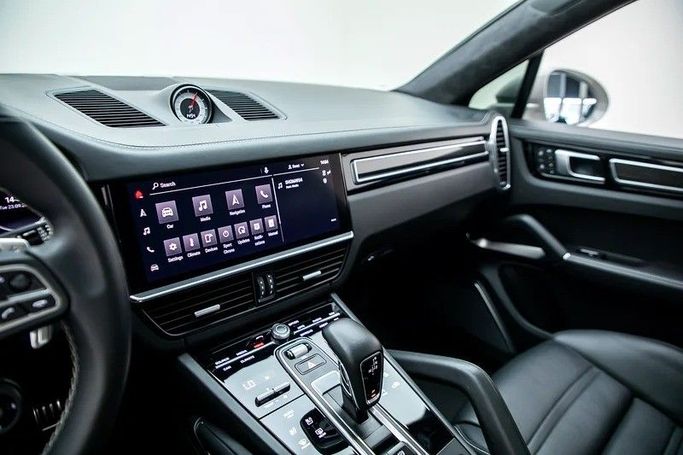 Подержанный Porsche Cayenne Turbo III, 4.0 л, 2022 в Дубае от Maestro Motors Белый цвет. Европейская | AUTO.AE