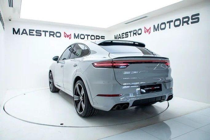 Подержанный Porsche Cayenne Turbo III, 4.0 л, 2022 в Дубае от Maestro Motors Белый цвет. Европейская | AUTO.AE