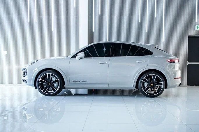 Подержанный Porsche Cayenne Turbo III, 4.0 л, 2022 в Дубае от Maestro Motors Белый цвет. Европейская | AUTO.AE