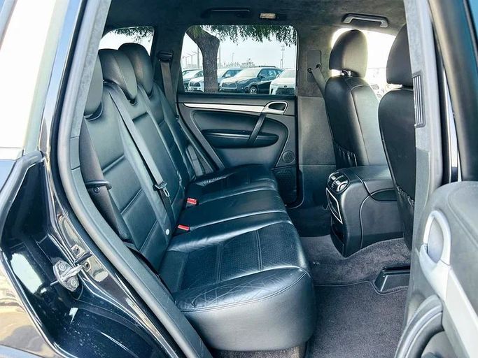 Подержанный Porsche Cayenne Turbo I Рестайлинг (957), 4.8 л, 2008 в Дубае от Mirza Automobile FZE Черный цвет. Японская | AUTO.AE