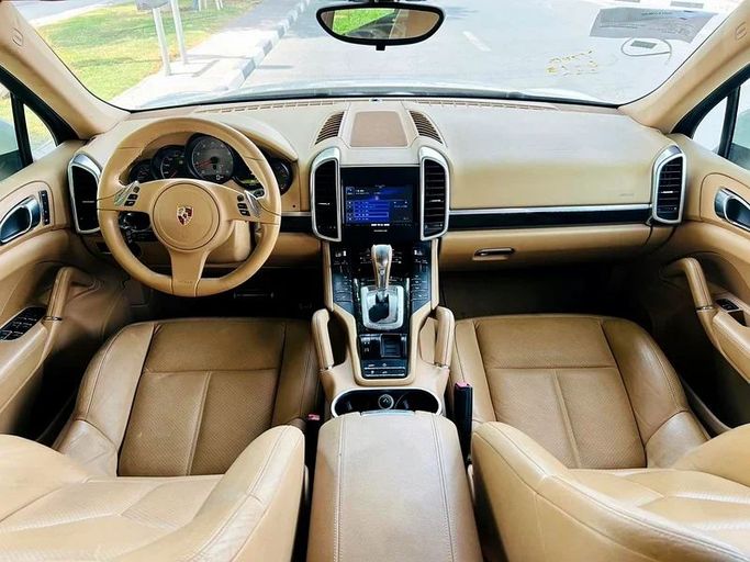 Подержанный Porsche Cayenne S II (958), 4.8 л, 2011 в Дубае от Mirza Automobile FZE Белый цвет. Японская | AUTO.AE