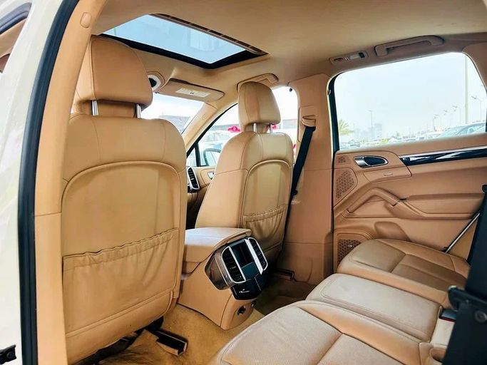 Подержанный Porsche Cayenne S II (958), 4.8 л, 2011 в Дубае от Mirza Automobile FZE Белый цвет. Японская | AUTO.AE