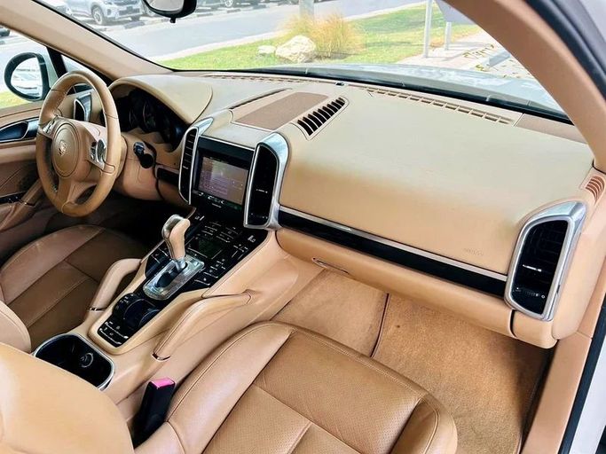 Подержанный Porsche Cayenne S II (958), 4.8 л, 2011 в Дубае от Mirza Automobile FZE Белый цвет. Японская | AUTO.AE