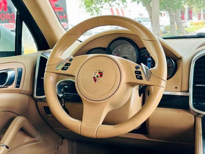 Подержанный Porsche Cayenne S II (958), 4.8 л, 2011 в Дубае от Mirza Automobile FZE Белый цвет. Японская | AUTO.AE