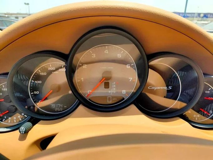 Подержанный Porsche Cayenne S II (958), 4.8 л, 2011 в Дубае от Mirza Automobile FZE Белый цвет. Японская | AUTO.AE