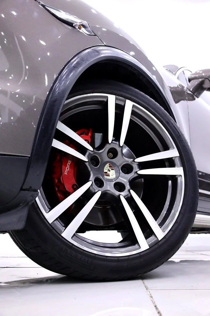 Подержанный Porsche Cayenne S II (958), 4.8 л, 2012 в Дубае от Al Faris Motors Серый цвет. GCC | AUTO.AE