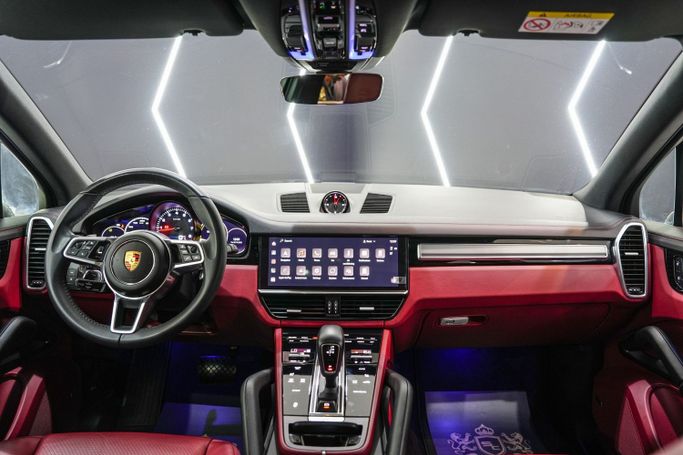 Подержанный Porsche Cayenne III, 3.0 л, 2023 в Дубае от Sanam Cars Белый цвет. GCC | AUTO.AE