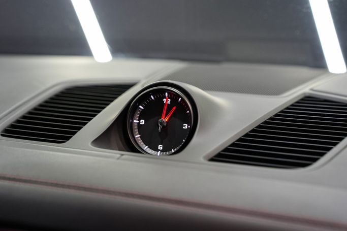 Подержанный Porsche Cayenne III, 3.0 л, 2023 в Дубае от Sanam Cars Белый цвет. GCC | AUTO.AE