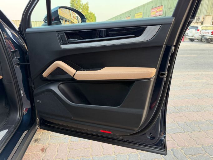 Used Porsche Cayenne Coupé III Facelift, 3.0 l, 2024 in Dubai, Blue color. Other | AUTO.AE