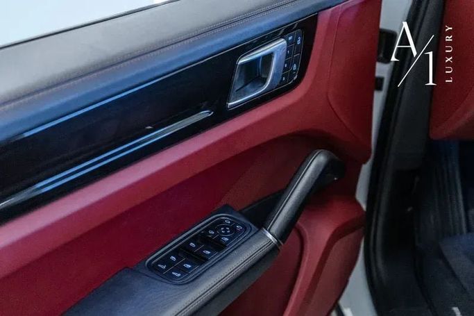 Подержанный Porsche Cayenne III, 3.0 л, 2022 в Дубае от A1 Luxury Motors Белый цвет. GCC | AUTO.AE