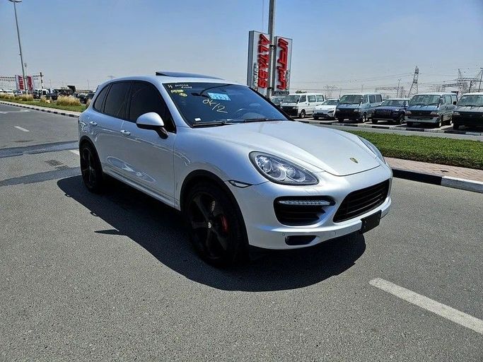 Подержанный Porsche Cayenne Turbo II (958), 4.8 л, 2011 в Дубае от Irfan Motors Серебристый цвет. Японская | AUTO.AE