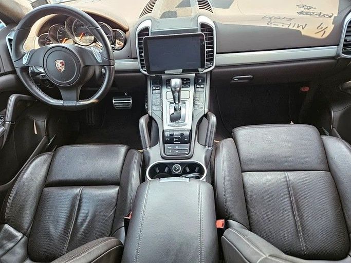 Подержанный Porsche Cayenne Turbo II (958), 4.8 л, 2011 в Дубае от Irfan Motors Серебристый цвет. Японская | AUTO.AE