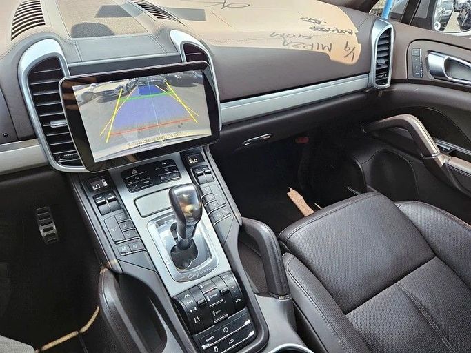 Подержанный Porsche Cayenne Turbo II (958), 4.8 л, 2011 в Дубае от Irfan Motors Серебристый цвет. Японская | AUTO.AE