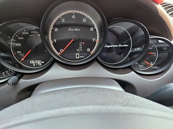 Подержанный Porsche Cayenne Turbo II (958), 4.8 л, 2011 в Дубае от Irfan Motors Серебристый цвет. Японская | AUTO.AE