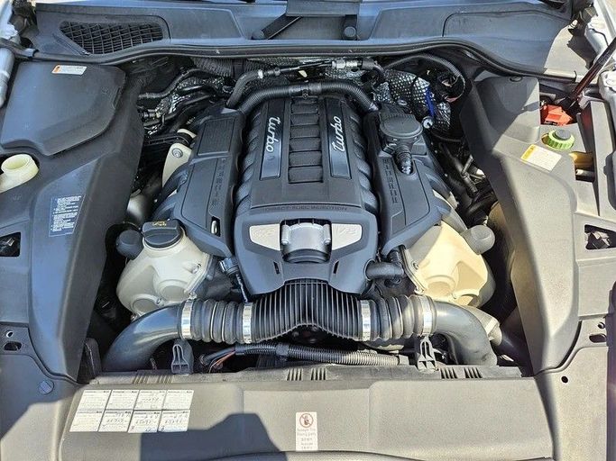 Подержанный Porsche Cayenne Turbo II (958), 4.8 л, 2011 в Дубае от Irfan Motors Серебристый цвет. Японская | AUTO.AE