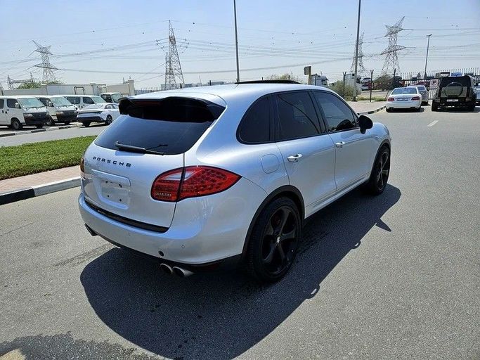 Подержанный Porsche Cayenne Turbo II (958), 4.8 л, 2011 в Дубае от Irfan Motors Серебристый цвет. Японская | AUTO.AE