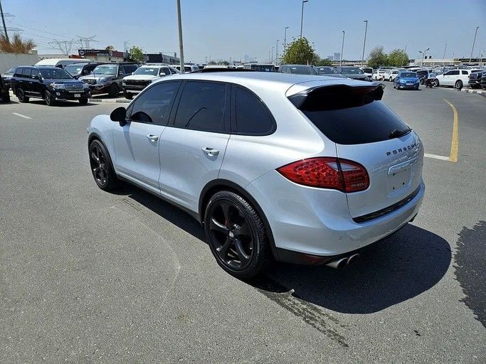 Подержанный Porsche Cayenne Turbo II (958), 4.8 л, 2011 в Дубае от Irfan Motors Серебристый цвет. Японская | AUTO.AE