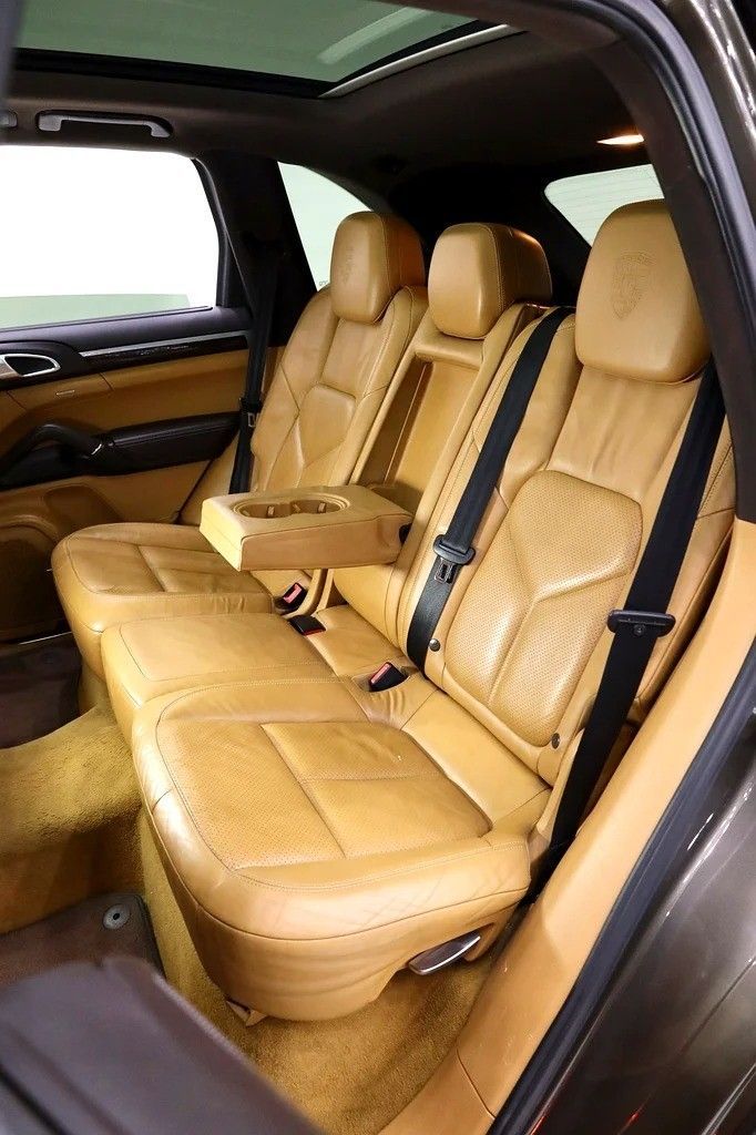 Подержанный Porsche Cayenne S II (958), 4.8 л, 2012 в Дубае от Al Faris Motors Серый цвет. GCC | AUTO.AE