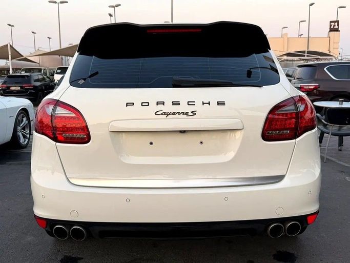 Подержанный Porsche Cayenne S II (958), 4.8 л, 2011 в Дубае от Al Qemah Used Cars Белый цвет. GCC | AUTO.AE