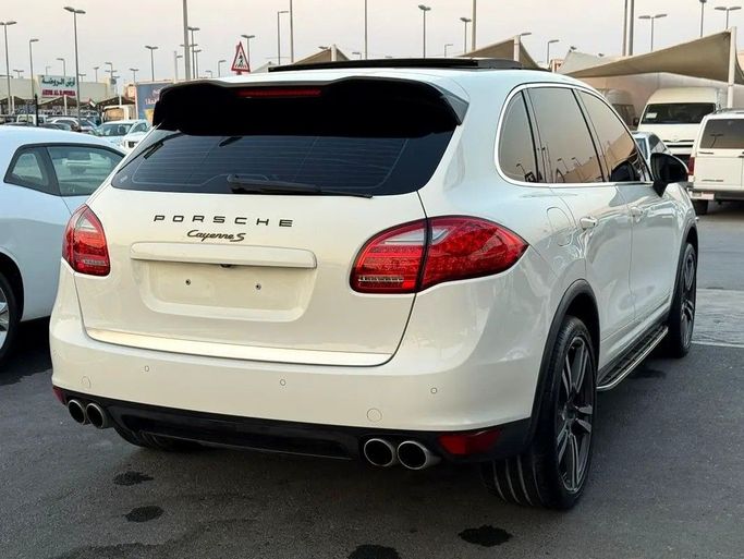 Подержанный Porsche Cayenne S II (958), 4.8 л, 2011 в Дубае от Al Qemah Used Cars Белый цвет. GCC | AUTO.AE