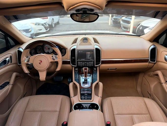 Подержанный Porsche Cayenne S II (958), 4.8 л, 2011 в Дубае от Al Qemah Used Cars Белый цвет. GCC | AUTO.AE