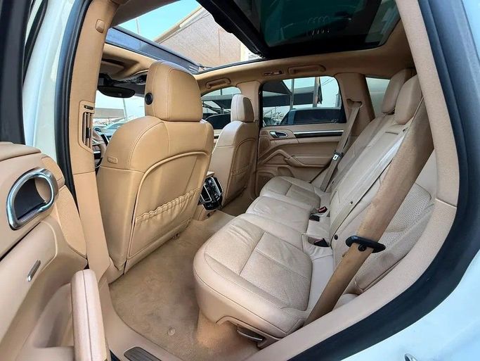 Подержанный Porsche Cayenne S II (958), 4.8 л, 2011 в Дубае от Al Qemah Used Cars Белый цвет. GCC | AUTO.AE
