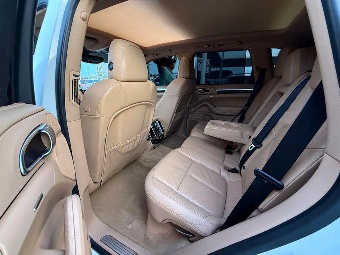Подержанный Porsche Cayenne S II (958), 4.8 л, 2013 в Дубае от Al Qemah Used Cars Белый цвет. GCC | AUTO.AE