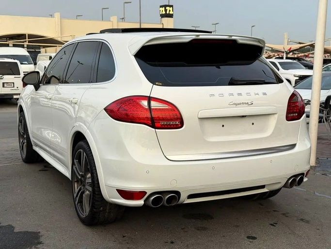 Подержанный Porsche Cayenne S II (958), 4.8 л, 2013 в Дубае от Al Qemah Used Cars Белый цвет. GCC | AUTO.AE