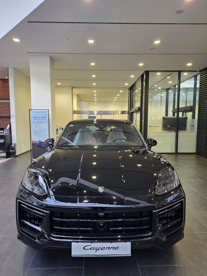 مستعملة Porsche Cayenne Turbo E-Hybrid ثالثاً شد الوجه, 4.0 l, 2025 في في دبي من Fair Import، اللون أسود. المواصفات الكورية | AUTO.AE