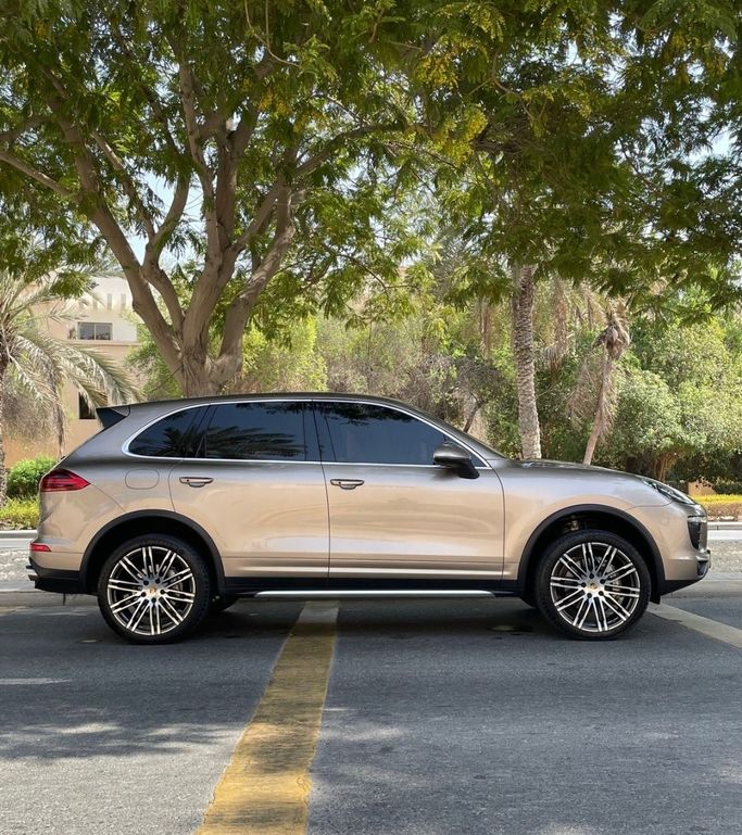 Подержанный ⁦Porsche Cayenne S II Рестайлинг (958), 3.6 л, 2016⁩ в ОАЭ, Дубай Светло-коричневый цвет. GCC | AUTO.AE | Объявление #289145