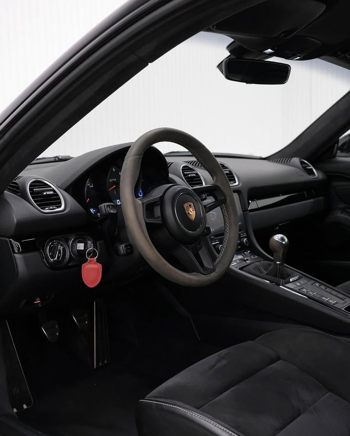 Подержанный Porsche Cayman GT4 II 718 (982), 4.0 л, 2020 в Дубае от GCC Super Motors Черный цвет. GCC | AUTO.AE