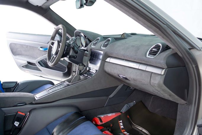 Подержанный Porsche Cayman GT4 RS II 718 (982), 4.0 л, 2024 в Дубае от The Car Superstore Серый цвет. GCC | AUTO.AE