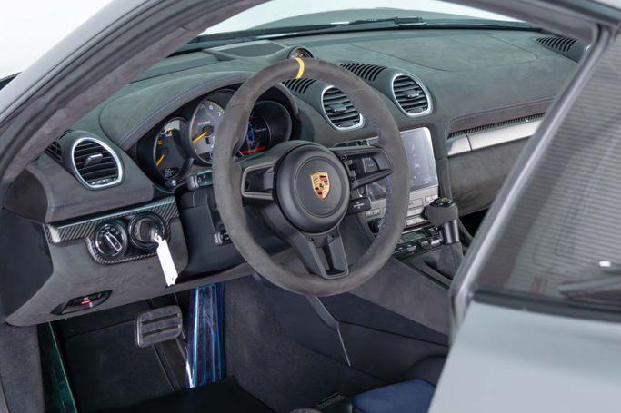 Подержанный Porsche Cayman GT4 RS II 718 (982), 4.0 л, 2024 в Дубае от The Car Superstore Серый цвет. GCC | AUTO.AE