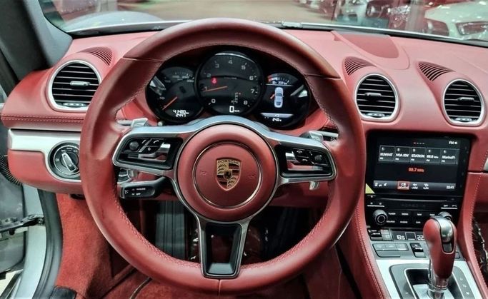 Подержанный Porsche Cayman III 718 (982), 2.0 л, 2018 в Дубае от Carbon Cars Серебристый цвет. GCC | AUTO.AE