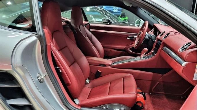Подержанный Porsche Cayman III 718 (982), 2.0 л, 2018 в Дубае от Carbon Cars Серебристый цвет. GCC | AUTO.AE