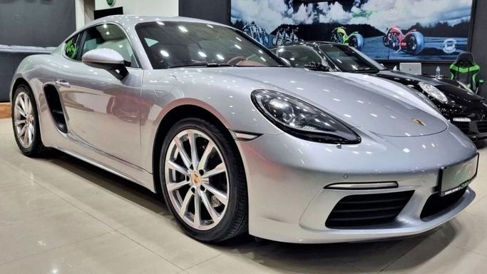 Подержанный Porsche Cayman III 718 (982), 2.0 л, 2018 в Дубае от Carbon Cars Серебристый цвет. GCC | AUTO.AE