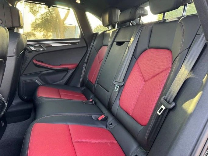 Подержанный Porsche Macan I Рестайлинг 2, 2.0 л, 2024 в Дубае от Royal Motors Черный цвет. GCC | AUTO.AE