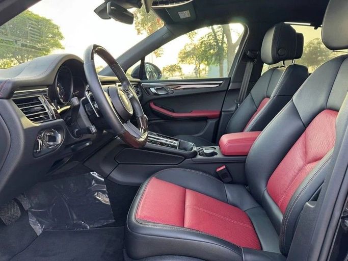 Подержанный Porsche Macan I Рестайлинг 2, 2.0 л, 2024 в Дубае от Royal Motors Черный цвет. GCC | AUTO.AE