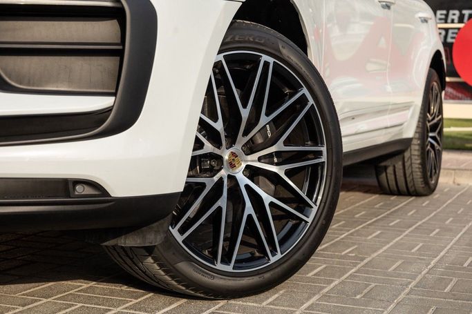 Used Porsche Macan I Facelift 2, 2.0 l, 2025 in Dubai by Linda Cars, White color. GCC Specs | AUTO.AE