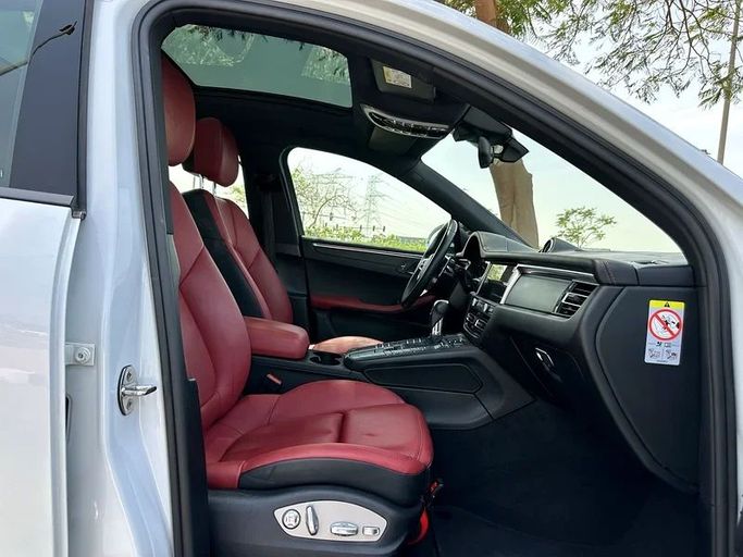 Подержанный Porsche Macan I Рестайлинг, 2.0 л, 2020 в Дубае от Alta Class Motors Белый цвет. GCC | AUTO.AE