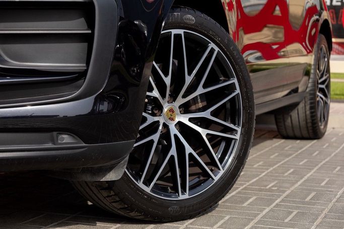 Used Porsche Macan I Facelift 2, 2.0 l, 2023 in Dubai by Linda Cars, Black color. GCC Specs | AUTO.AE