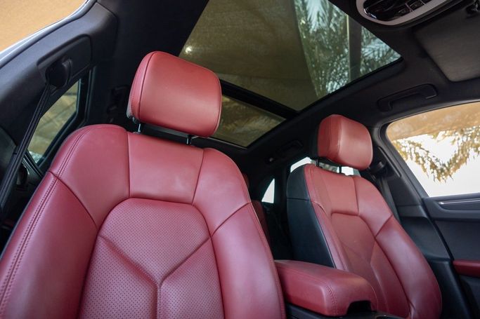 Used Porsche Macan I Facelift 2, 2.0 l, 2023 in Dubai by Linda Cars, Black color. GCC Specs | AUTO.AE