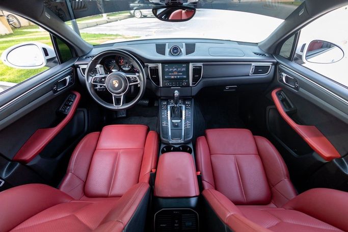 Подержанный Porsche Macan I, 2.0 л, 2018 в Дубае от Linda Cars Белый цвет. GCC | AUTO.AE