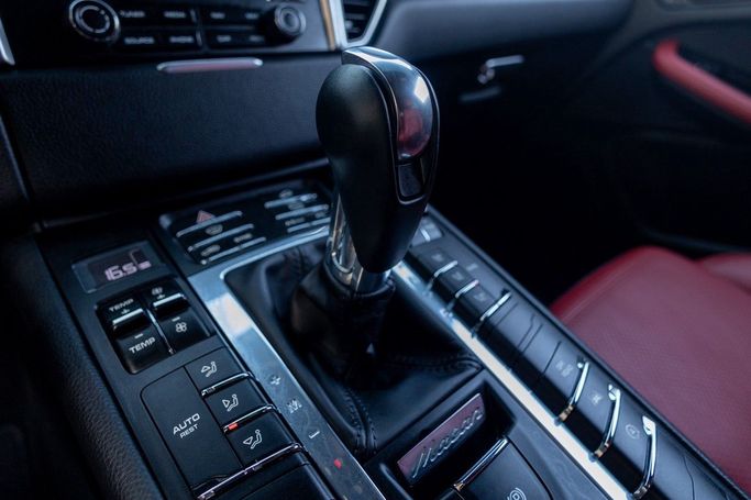 Подержанный Porsche Macan I, 2.0 л, 2018 в Дубае от Linda Cars Белый цвет. GCC | AUTO.AE