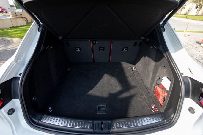 Подержанный Porsche Macan I, 2.0 л, 2018 в Дубае от Linda Cars Белый цвет. GCC | AUTO.AE