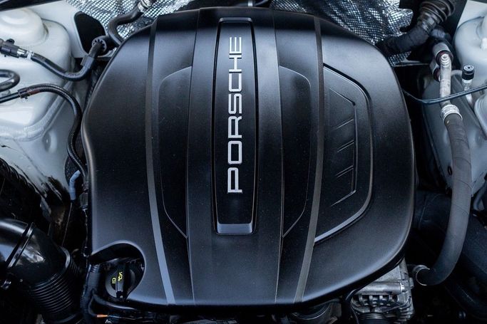 Used Porsche Macan I, 2.0 l, 2018 in Dubai by Linda Cars, White color. GCC Specs | AUTO.AE