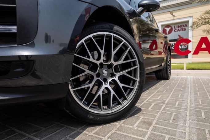Used Porsche Macan I Facelift, 2.0 l, 2021 in Dubai by Linda Cars, Grey color. GCC Specs | AUTO.AE