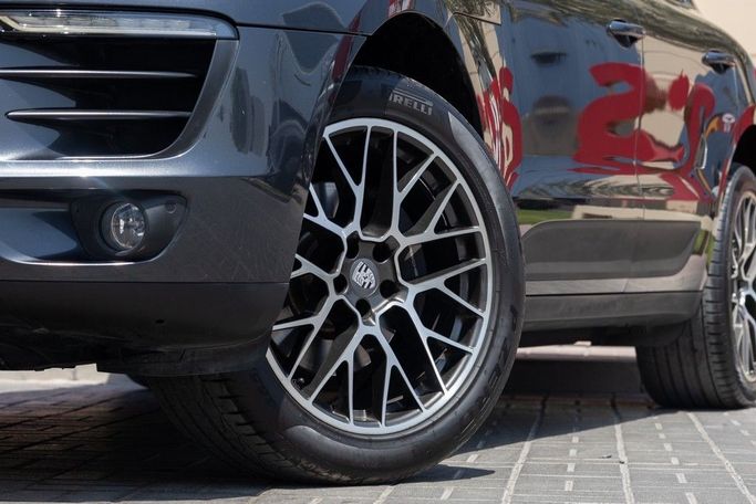 Used Porsche Macan I Facelift, 2.0 l, 2018 in Dubai by Linda Cars, Grey color. GCC Specs | AUTO.AE