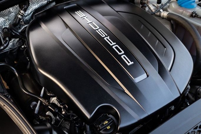 Used Porsche Macan I, 2.0 l, 2018 in Dubai by Linda Cars, White color. GCC Specs | AUTO.AE